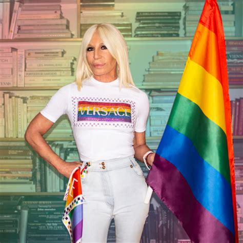 donatella versace é lesbica|Donatella Versace é nomeada embaixadora de movimento LGBT.